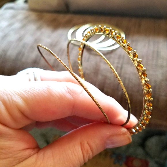 🦙HOLD🦙Set of Seven Gold Bangle Bracelets - Picture 4 of 6